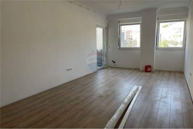 Tirane, jepet me qera apartament 2+1 Kati 1, 96 m² 600 Euro (Rruga Haxhi Kika)