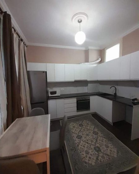 Tirane, jepet me qera apartament 1+1+A Kati 2, 60 m² 350 Euro (Komuna e Parisit)