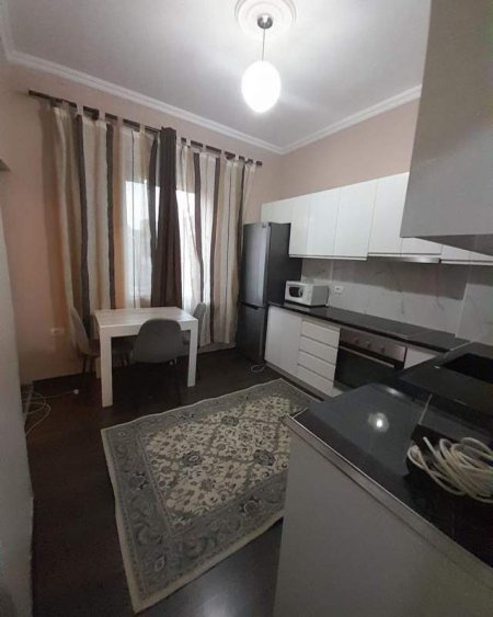 Tirane, jepet me qera apartament 1+1+A Kati 2, 60 m² 350 Euro (Komuna e Parisit)