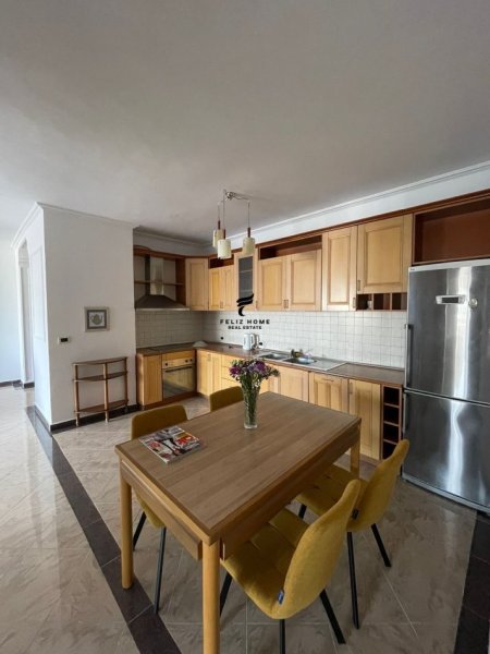 Tirane, jepet me qera apartament 2+1+Ballkon Kati 8, 145 m² 800 € (BLLOKU)