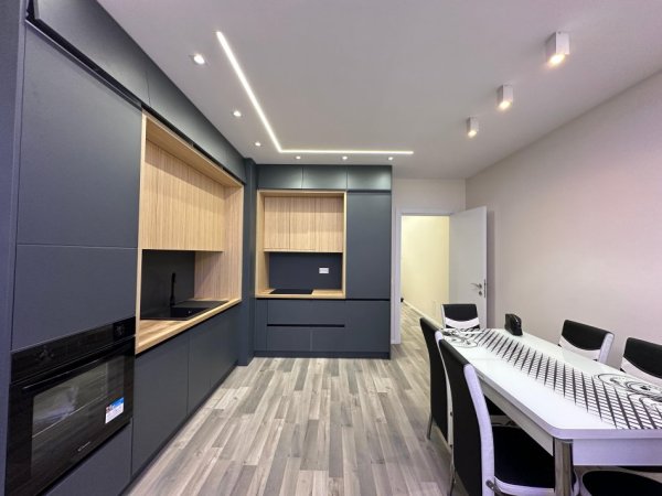 Tirane, jepet me qera apartament 2+1+Ballkon Kati 4, 115 m² 650 € (farmaca 10)