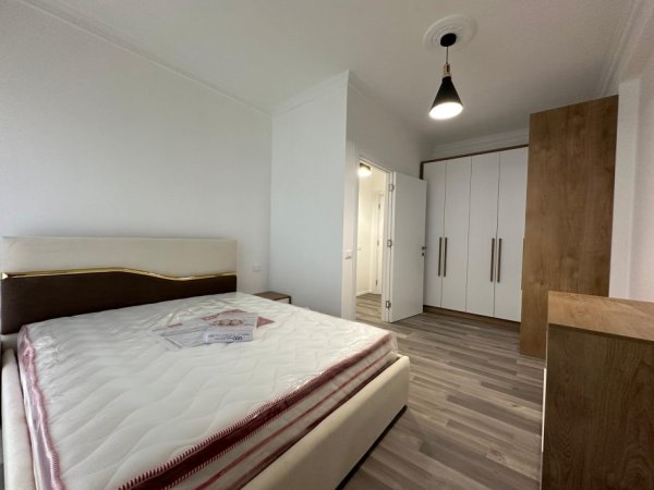 Tirane, jepet me qera apartament 2+1+Ballkon Kati 4, 115 m² 650 € (farmaca 10)