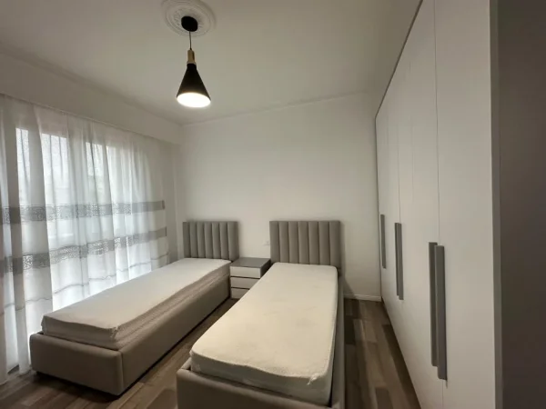 Tirane, jepet me qera apartament 2+1+Ballkon Kati 4, 115 m² 650 € (farmaca 10)