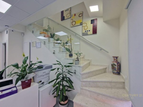 Klinike - Dupleks per qira prane Tirana Garden Building!!   Kati 2, 230 m² 3,500 € (Garden Buiding, Rruga e Kavajes)