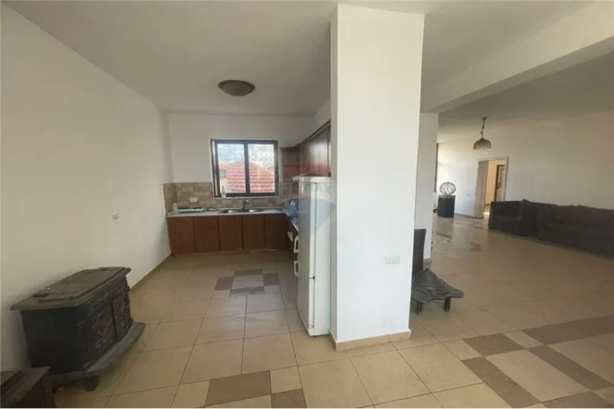 Tirane, jepet me qera zyre Kati 3, 140 m² 800 € (rruga e Kavajes)