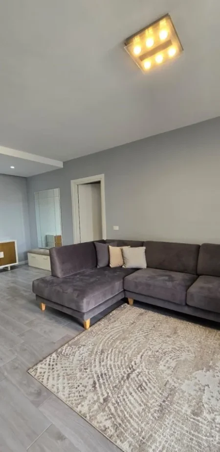 Tirane, jepet me qera apartament 2+1 Kati 8, 95 m² 570 € (Fusha e Aviacionit)