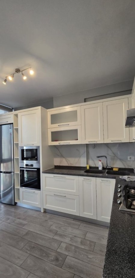 Tirane, jepet me qera apartament 2+1 Kati 8, 95 m² 570 € (Fusha e Aviacionit)