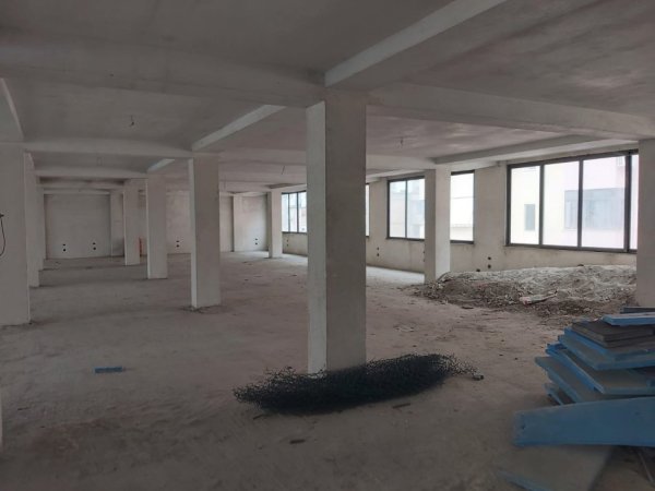 Tirane, jepet me qera ambjent biznesi Kati 3, 450 m² 1,000 € (PALLATI ME SHIGJETA)