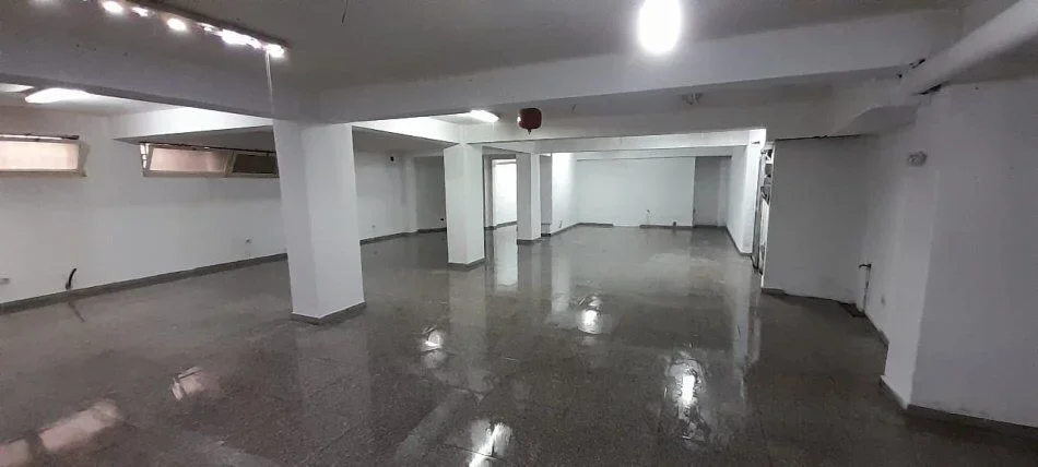 Tirane, jepet me qera ambjent biznesi Kati -1, 200 m² 1,500 € (MINE PEZA)