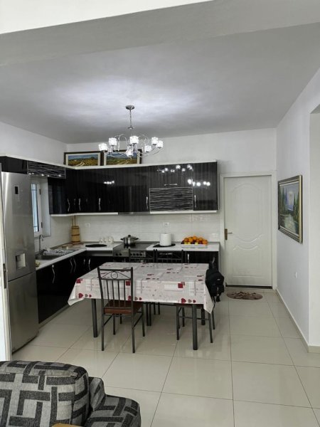 Tirane, jepet me qera apartament 3+1 Kati 2, 75 m² 400 € (Laprake)