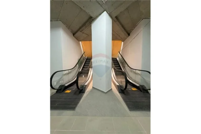 Tirane, jepet me qera ambjent biznesi Kati -1, 620 m² 15,000 € (JEPET ME QIRA AMBJENT TREGTAR TE 9-KATESHET!)