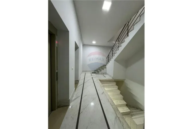 Tirane, jepet me qera ambjent biznesi Kati -1, 620 m² 15,000 € (JEPET ME QIRA AMBJENT TREGTAR TE 9-KATESHET!)