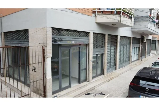 Tirane, shitet dyqan Kati 0, 590 m² 690,000 € (SHITEN 4 DYQANE TE NDARA PRANE SHKOLLES SE KUQE!)