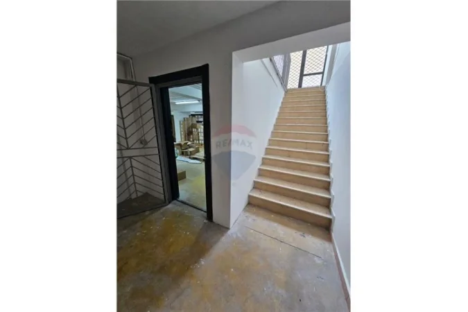 Tirane, shitet dyqan Kati 0, 590 m² 690,000 € (SHITEN 4 DYQANE TE NDARA PRANE SHKOLLES SE KUQE!)