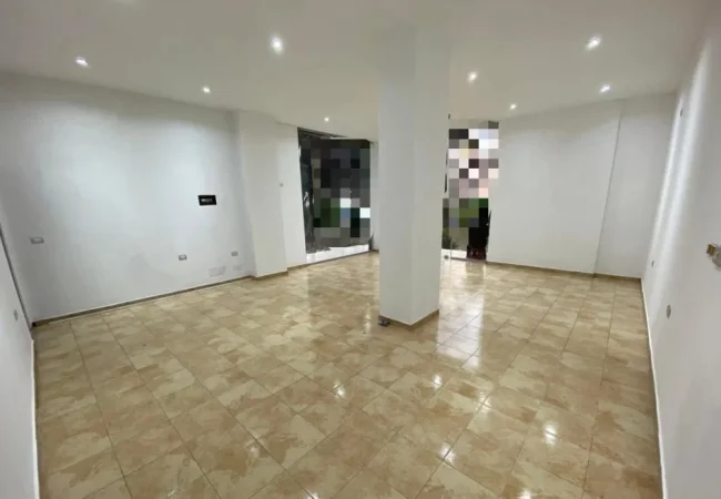 Tirane, jepet me qera ambjent biznesi Kati 0, 115 m² 400 € (Pallatet Cabej)