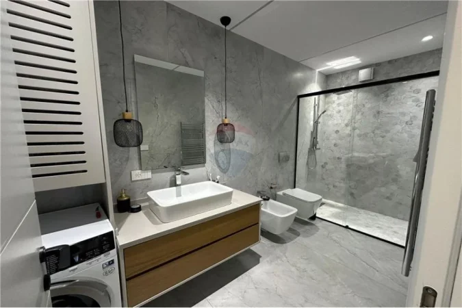 Tirane, jepet me qera 2+1+Ballkon Kati 2, 106 m² 1,000 € (Zogu i Zi)