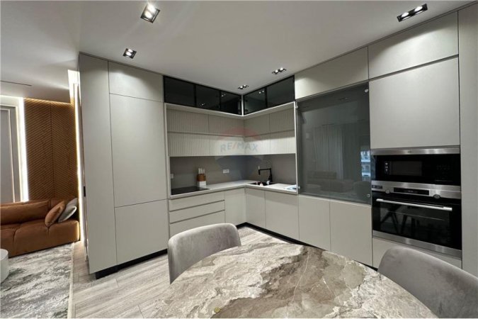 Tirane, jepet me qera 2+1+Ballkon Kati 2, 106 m² 1,000 € (Zogu i Zi)