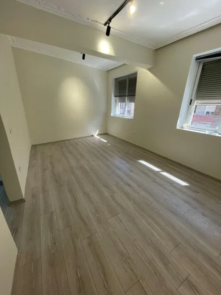 Durres, jepet me qera ambjent biznesi Kati 2, 46 m² 450 € (Bulevard, Durres)
