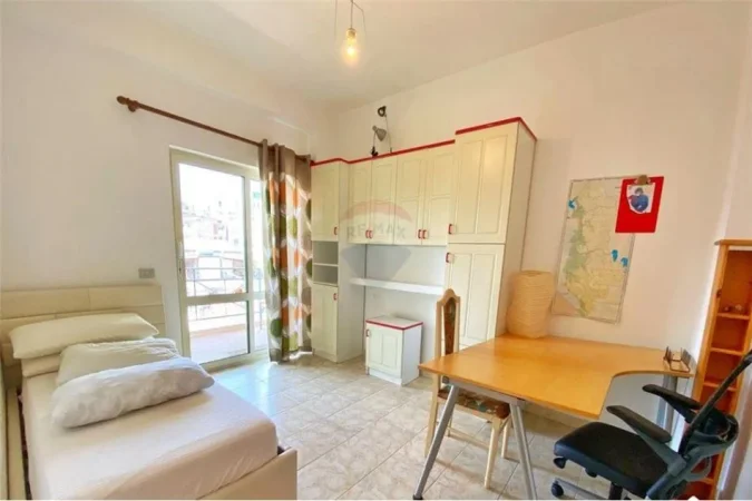 Tirane, jepet me qera 3+1 Kati 3, 140 m² 650 € (JEPET APARTAMENT PER QIRA TE BLLOKU I AMBASADAVE!)