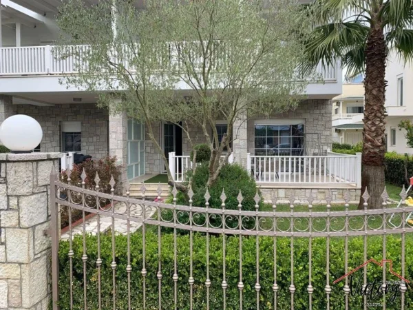 Vile per Shitje tek Gjiri i Lalzit.