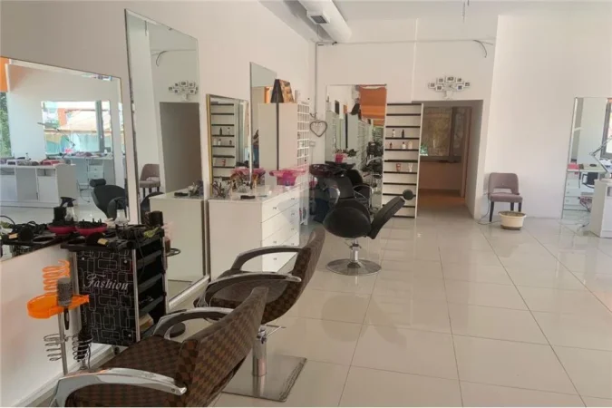 Tirane, shitet ambjent biznesi Kati 2, 286 m² (NJESI KOMERCIALE PER SHITJE TEK FRESKU)