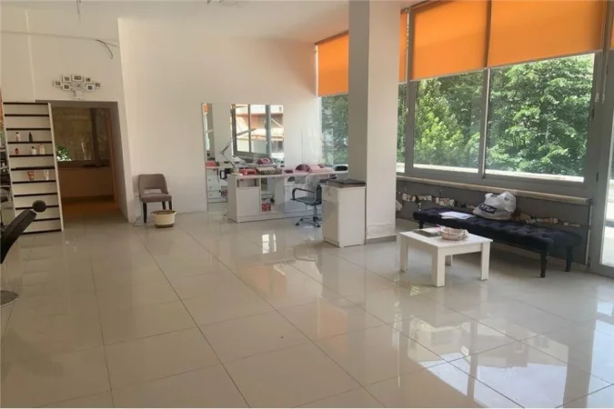 Tirane, shitet ambjent biznesi Kati 2, 286 m² (NJESI KOMERCIALE PER SHITJE TEK FRESKU)