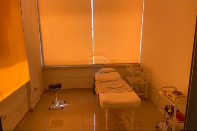 Tirane, shitet ambjent biznesi Kati 2, 286 m² (NJESI KOMERCIALE PER SHITJE TEK FRESKU)