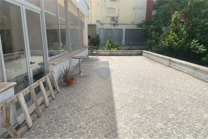 Tirane, shitet ambjent biznesi Kati 2, 286 m² (NJESI KOMERCIALE PER SHITJE TEK FRESKU)