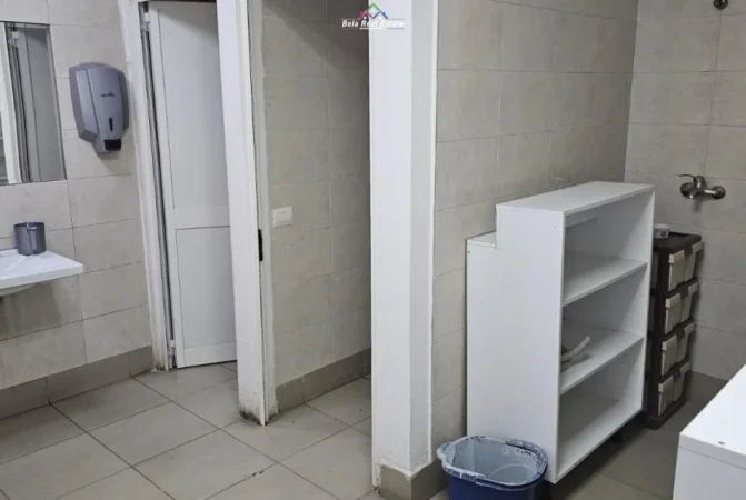 Tirane, jepet me qera ambjent biznesi Kati 0, 800 m² 2,500 € (Rruga Bedri Çullhaj)