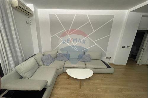 Tirane, jepet me qera apartament 2+1+Ballkon Kati 7, 93 m² 500 € (Rruga Endri Keko)