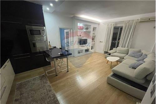 Tirane, jepet me qera apartament 2+1+Ballkon Kati 7, 93 m² 500 € (Rruga Endri Keko)