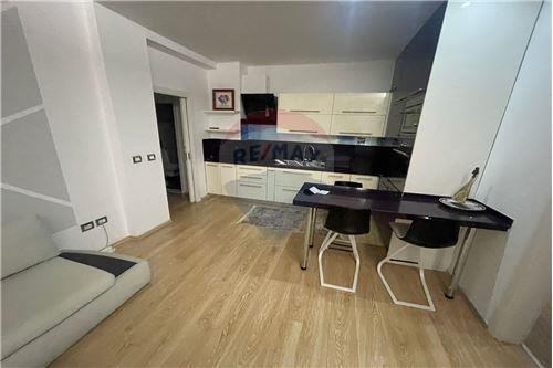 Tirane, jepet me qera apartament 2+1+Ballkon Kati 7, 93 m² 500 € (Rruga Endri Keko)