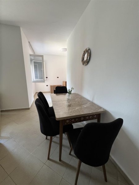 Tirane, jepet me qera apartament 1+1+Ballkon Kati 3, 80 m² 550 € (KOMUNA E PARISIT)