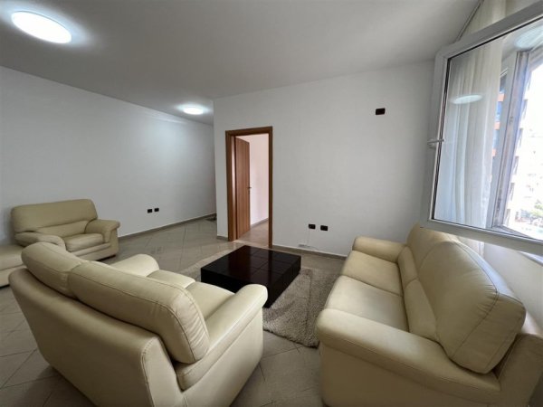 Tirane, jepet me qera apartament 1+1+Ballkon Kati 3, 80 m² 550 € (KOMUNA E PARISIT)