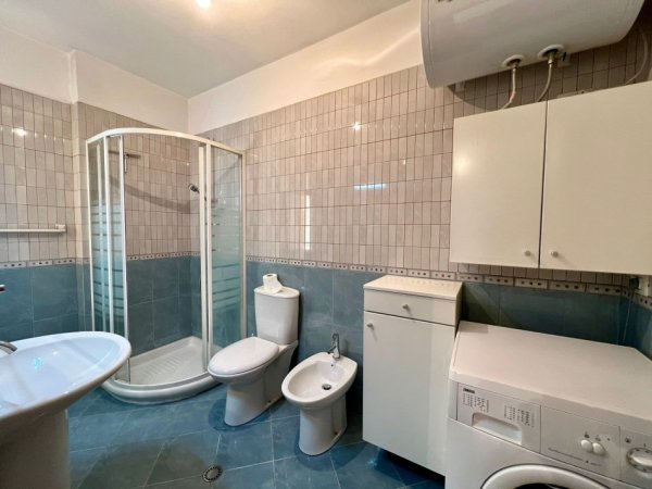 Tirane, jepet me qera apartament 2+1 , 108 m² 800 € (Pazari i ri)