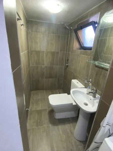 Tirane, jap me qera apartament 1+1 Kati 8, 65 m² 300 € (selite)