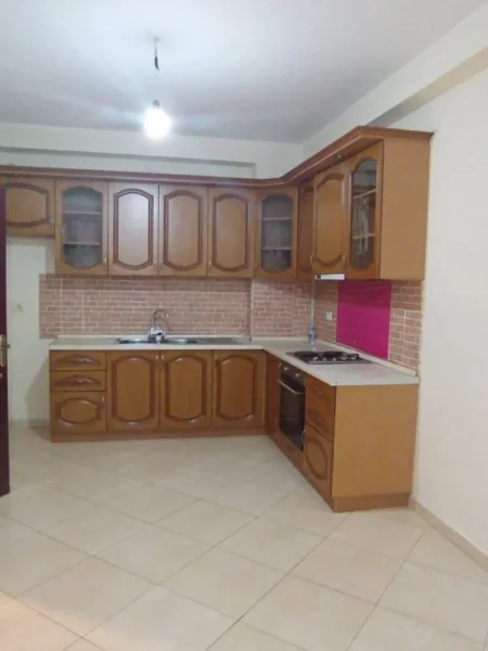 Tirane, jepet me qera apartament 2+1+Ballkon Kati 2, 110 m² 350 € 