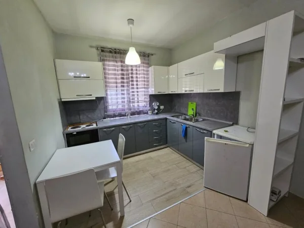 Tirane, jepet me qera apartament 1+1 Kati 5, 70 m² 300 € (Fresku)