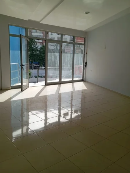 Tirane, jepet me qera dyqan Kati 1, 40 m² 200 € 