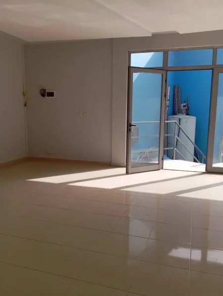 Tirane, jepet me qera dyqan Kati 1, 40 m² 200 € 