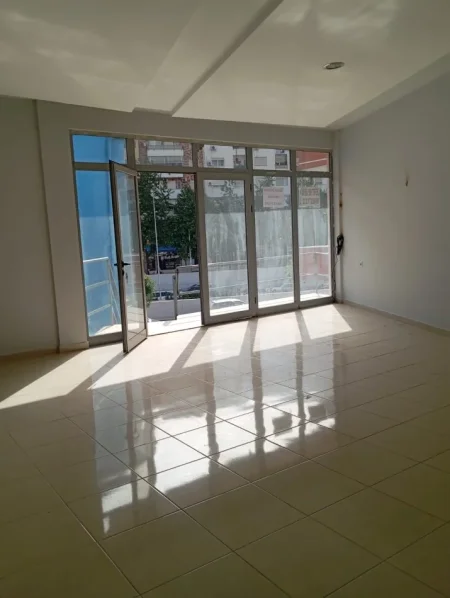 Tirane, jepet me qera dyqan Kati 1, 40 m² 200 € 