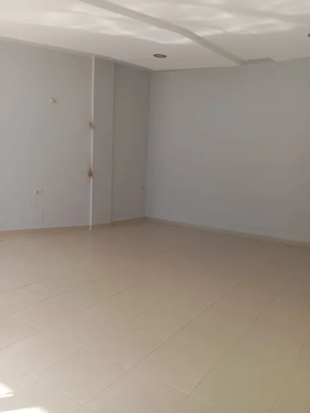 Tirane, jepet me qera dyqan Kati 1, 40 m² 200 € 