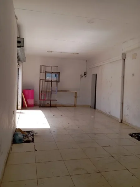 Tirane, jepet me qera ambjent biznesi Kati 0, 50 m² 200 € 