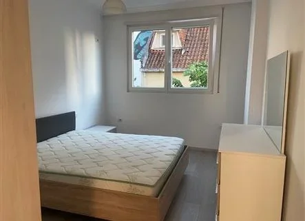 Tirane, jepet me qera apartament 1+1+Ballkon Kati 2, 50 m² 400 € (ALI DEMI)