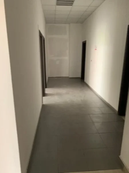 Tirane, jepet me qera ambjent biznesi Kati 1, 600 m² 1,700 € (KAMEZ)