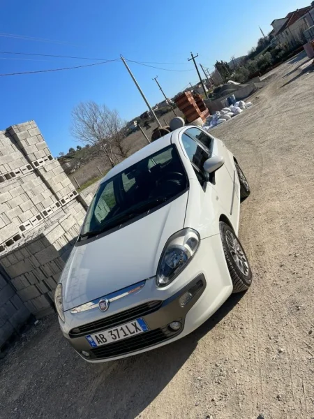 Tirane, shitet makine Fiat Grande Punto Evo 2011 Nafte, e bardhë automatik Kondicioner 170000-179000 km 5,800 €