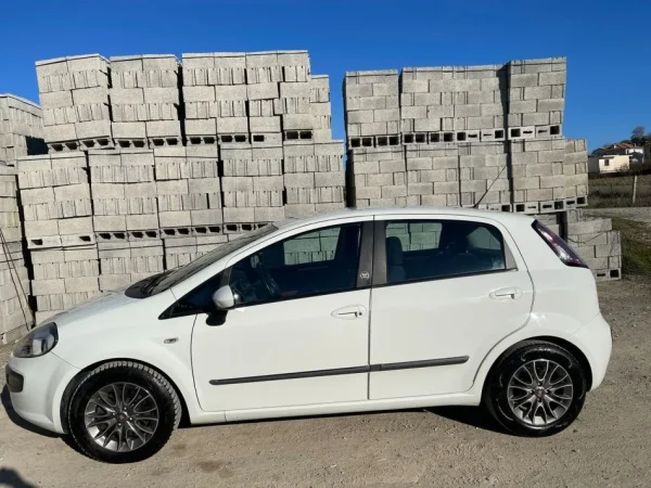 Tirane, shitet makine Fiat Grande Punto Evo 2011 Nafte, e bardhë automatik Kondicioner 170000-179000 km 5,800 €