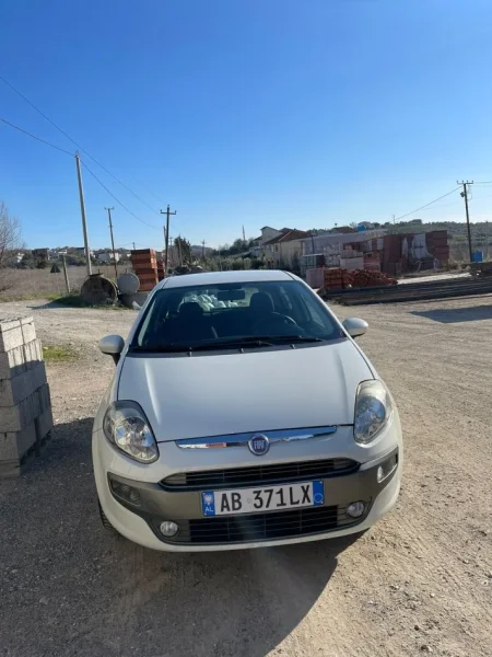 Tirane, shitet makine Fiat Grande Punto Evo 2011 Nafte, e bardhë automatik Kondicioner 170000-179000 km 5,800 €
