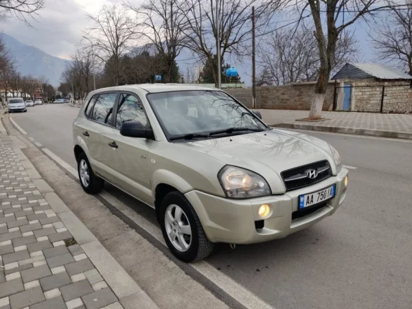 Kukes, shitet SUV | Fuoristrad | Xhip Hyundai Tucson Nafte, bezhë manuale Kondicioner 350000 km 4,100 €