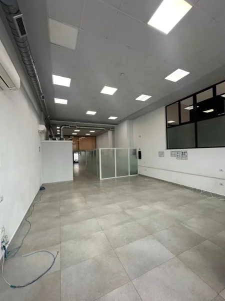 Tirane, jepet me qera ambjent biznesi Kati 0, 200 m² 2,800 € (Komuna e Parisit)